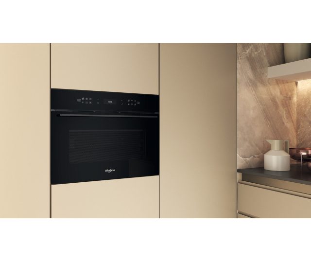 Whirlpool WCW7O7HTSB magnetron-oven detail bedieningspaneel in inbouwkeuken