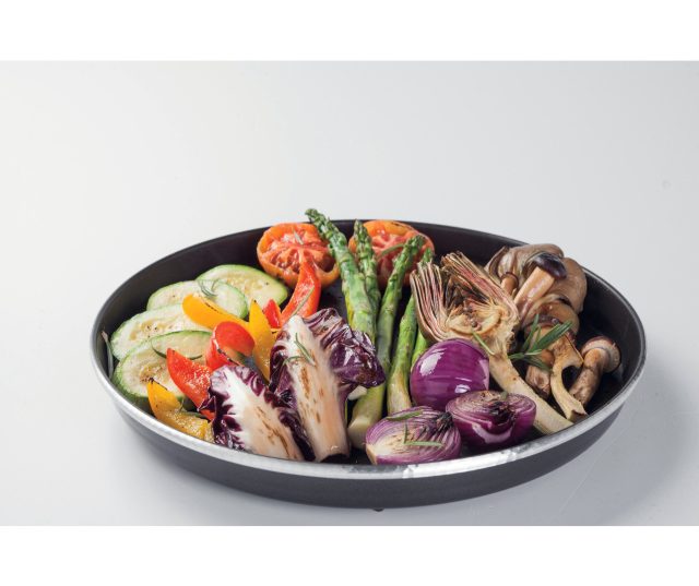 Whirlpool WCW7O7HTSB magnetron-oven met groenten op zwart bakplaat