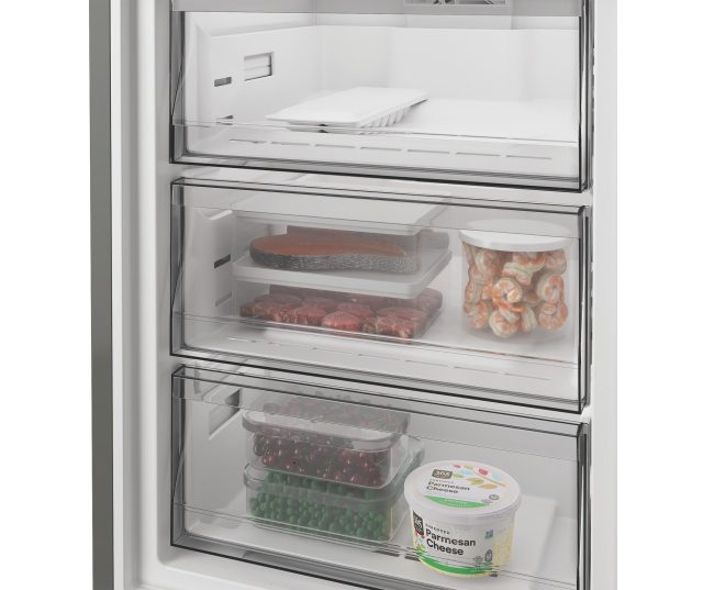 Whirlpool WHK 22373 X6EA koelkast onderfriezer geopend met laden en voedsel