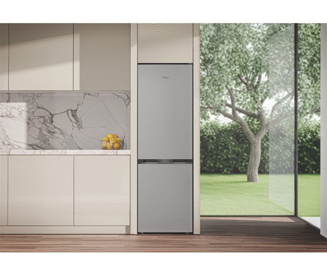 Whirlpool WHK 22373 X6EA koelkast in moderne keuken inbouwsituatie tegen muur