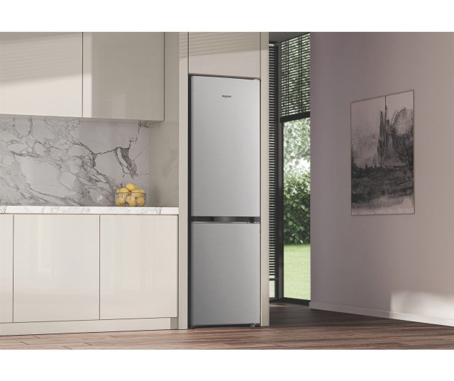 Whirlpool WHK 22373 X6EA koelkast in moderne keuken integratie met marmeren achterwand
