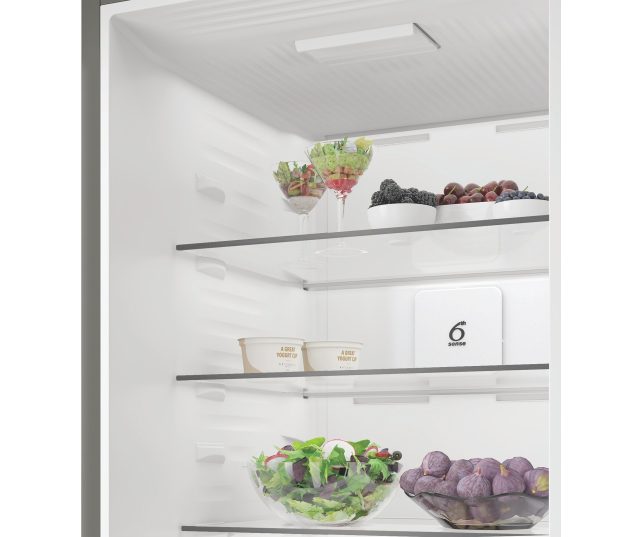Whirlpool WHK 22373 X6EA koelkast bovengedeelte geopend met stellages en inhoud