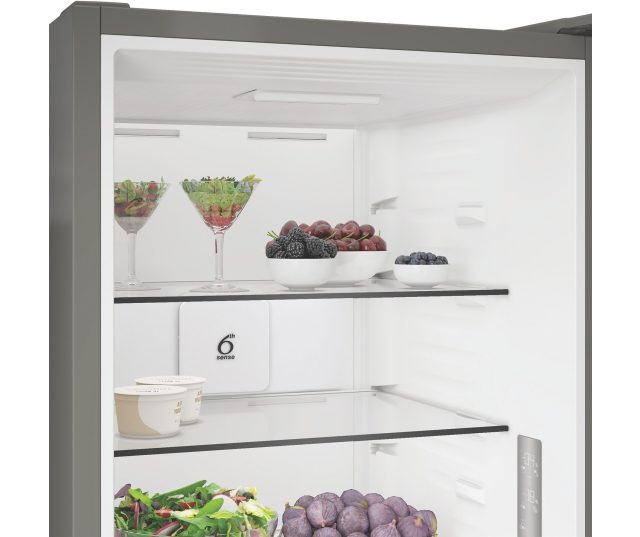 Whirlpool WHK 22373 X6EA koelkast bovengedeelte interieur stellages met voedsel detail