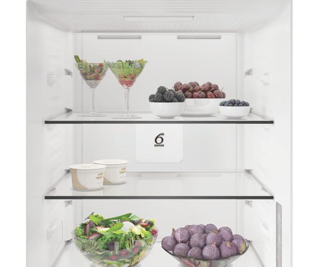 Whirlpool WHK 22373 X6EA koelkast bovenvak interieur open deur zijkant met rekjes