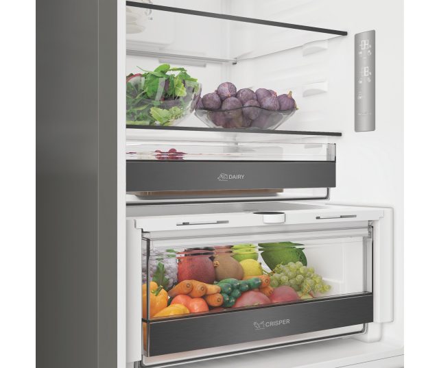 Whirlpool WHK 22373 X6EA koelkast bovenvak deurrekjes opengeklapt met voedsel