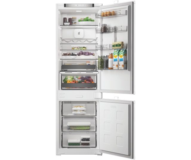 Whirlpool WHK2 5292 B4E inbouw koel-vriescombinatie gevuld met voedsel, geopende deuren