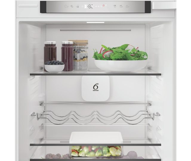 Whirlpool WHK2 5292 B4E koelkast bedieningspaneel en bovenste plank met salade en bewaarvakken