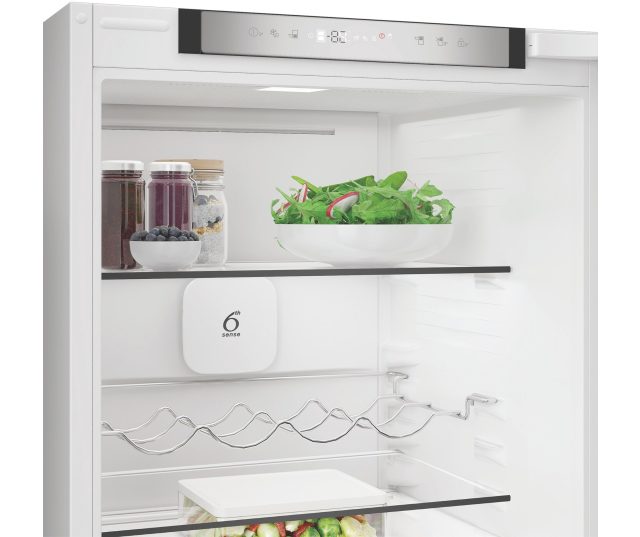 Whirlpool WHK2 5292 B4E koelkast interieur bovenaanzicht met planken en 6th Sense sensor