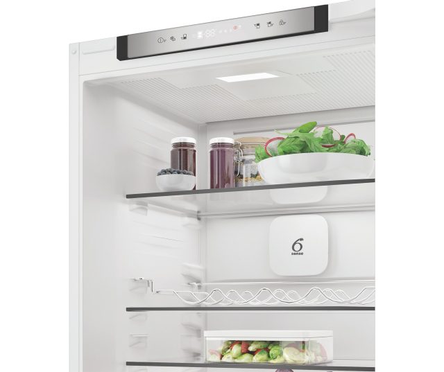 Whirlpool WHK2 5292 B4E koelkast lades met groente en fruit in geopende staat