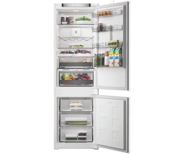 Whirlpool WHK2 5293B5E Amerikaanse koelkast gevuld met voedsel, geopende deuren tonen interieur met groenterekken