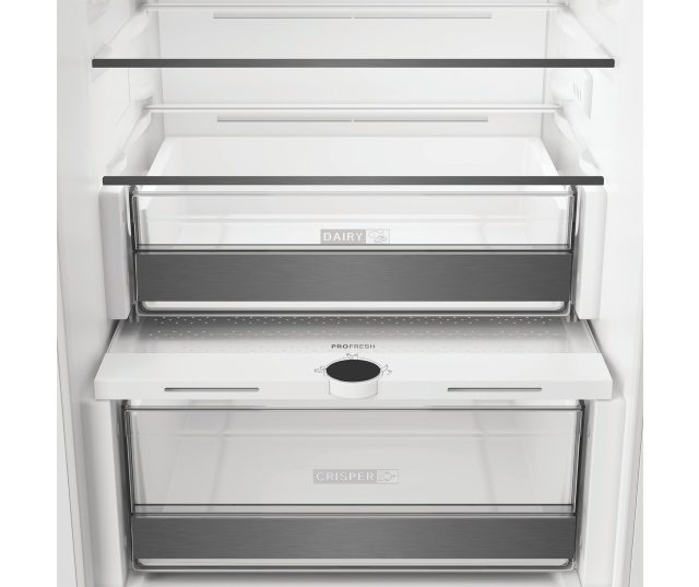 Whirlpool WHK2 5293B5E bovenste koelkast interieur leeg, toont verdeling met schappen en deurrekken