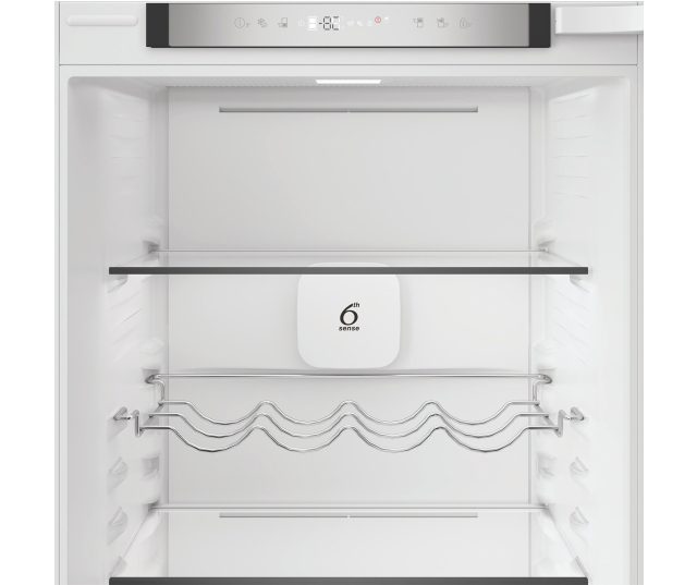 Whirlpool WHK2 5293B5E bovenste koelkast binnenkant leeg met wandschappen en 6th Sense-module