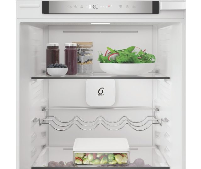 Whirlpool WHK2 5293B5E bovenste koelkastafdeling detail met verse groenten, deurrekken en bewaarschappen