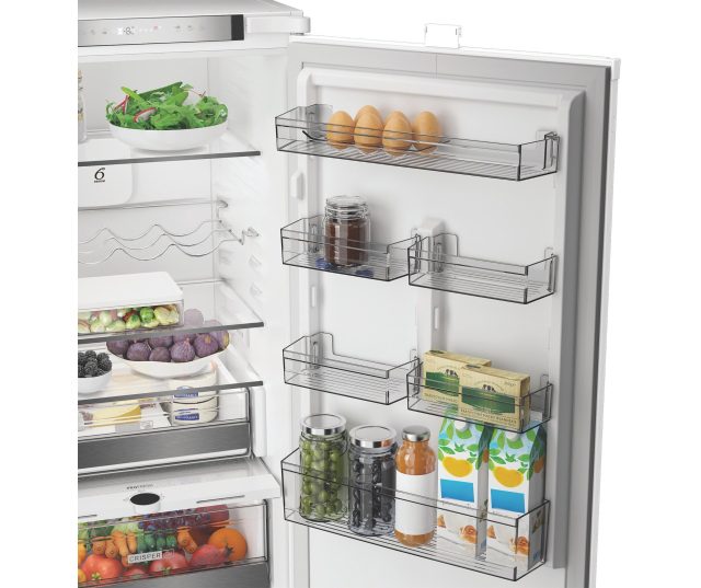 Whirlpool WHK2 5293B5E rechterdeurkant met transparante opslagrekken en producten