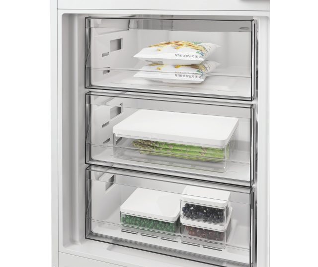 Whirlpool WHK2 5293B5E vriezerla met Dairy-lade geopend en Crisper-lade eronder