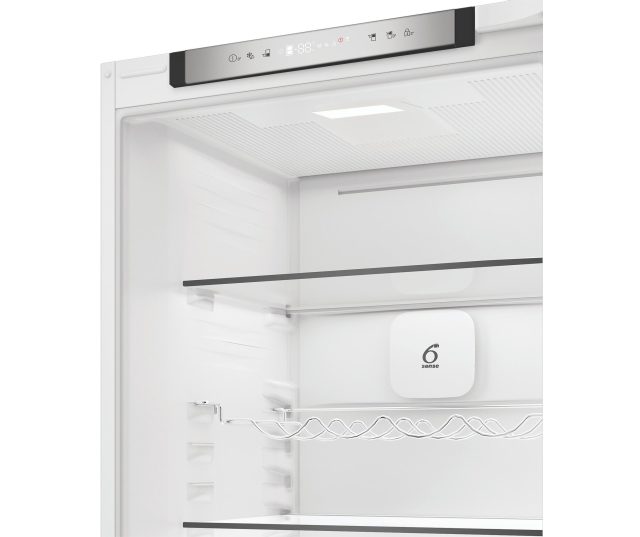 Whirlpool WHK2 5293B5E bovenste koelkast geopend, binnenkant leeg met schappen en 6th Sense sensor