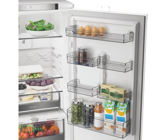 Whirlpool WHK2 5294 B6E vriezerdeur geopend met drie laden volledig zichtbaar