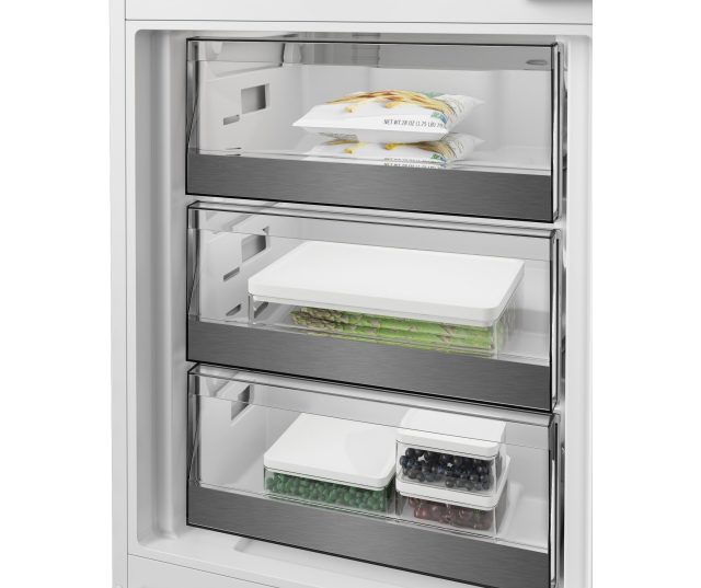 Whirlpool WHK2 5294 B6E vriezerdeur detail van drie laden in geopende stand