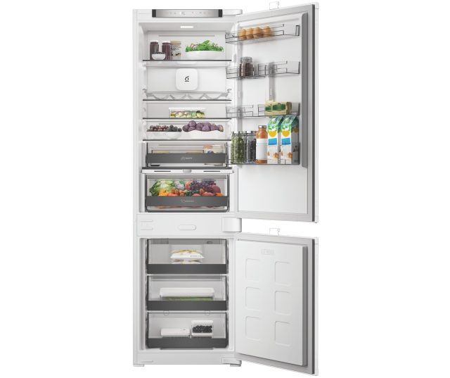 Whirlpool WHK2 5294 B6E koelkast geopend met voedsel in laden en vakken