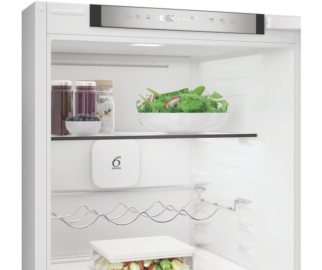 Whirlpool WHK2 5294 B6E koelkastinterieur detail met schappen en voedsel