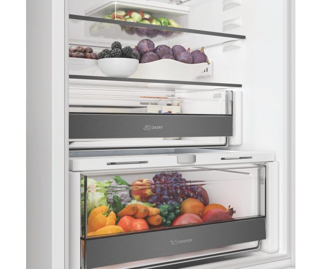 Whirlpool WHK2 5294 B6E koelkastdeur geopend met vier uitklapbare rekken