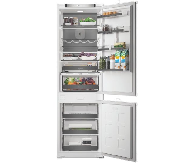 Whirlpool WHK2 5294 B6E1 inbouwkombikast geopend met voedsel, beide deuren open met gevulde schappen en groentenladen