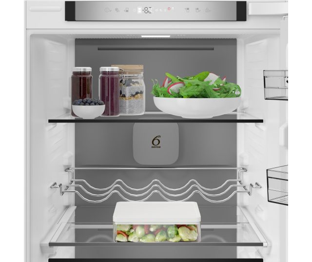 Whirlpool WHK2 5294 B6E1 koelkastinterieur frontaal met meerdere schappen en voedselbewaarvakken