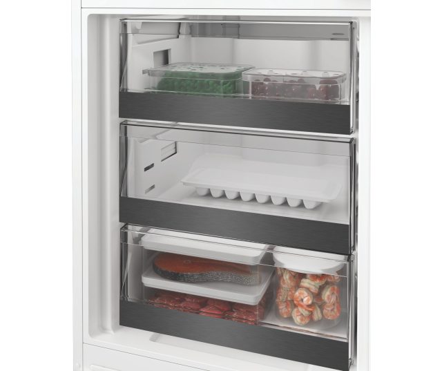 Whirlpool WHK2 5294 B6E1 vriezergedeelte met drie laden, waarvan bovenste met bevroren producten