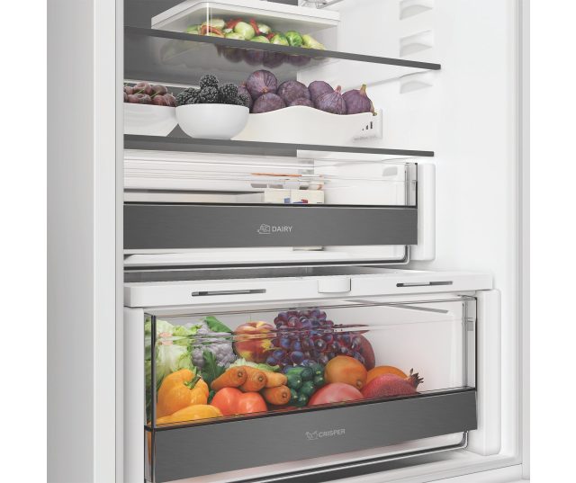 Whirlpool WHK2 5294 B6E1 vriezerlade geopend met groenten- en vleesbewaarvakken inzichtbaar