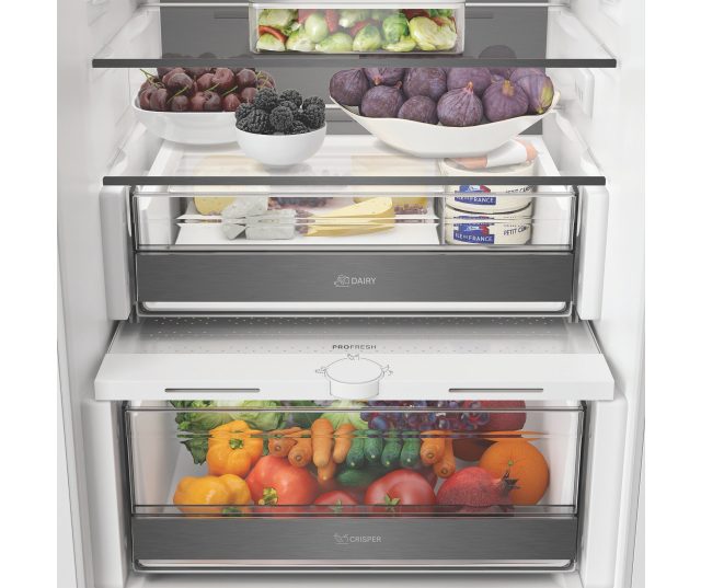Whirlpool WHK2 5294 B6E1 Dairy compartiment geopend met kaas en zuivelproducten, Crisper-lade beneden