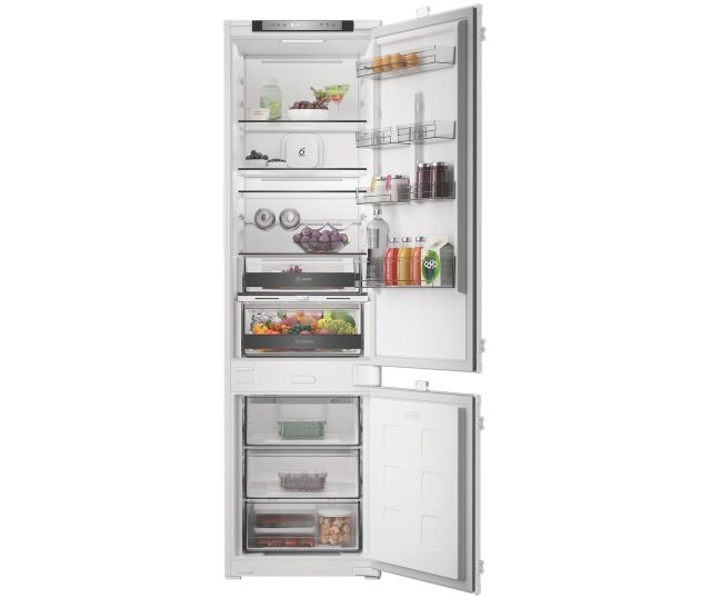 Whirlpool WHK2 5322 B4E inbouw koel-vriescombinatie met geopende deuren, gevuld met voedsel