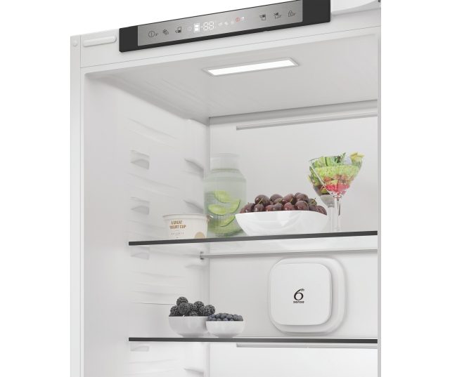 Whirlpool WHK2 5322 B4E koelkast interieur detail met geopende deur, schappen en 6th sense bol
