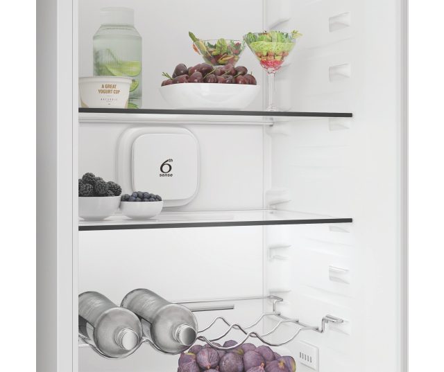 Whirlpool WHK2 5322 B4E koelkast linkerzijde detail met geopende deur en schapmanden