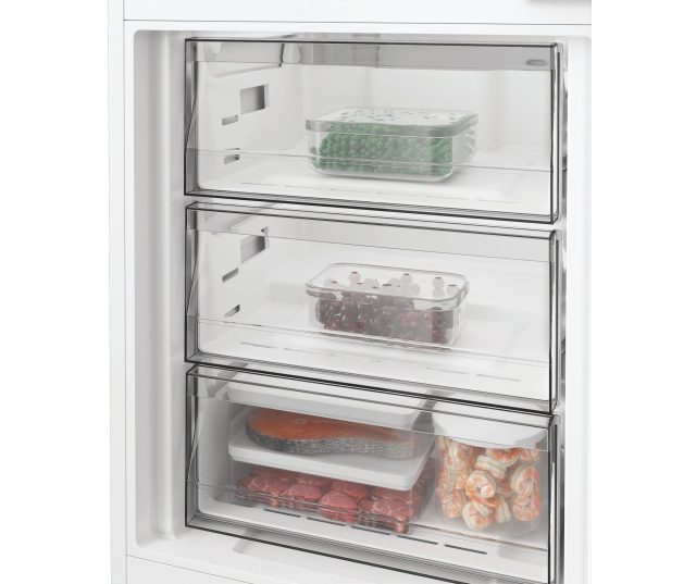 Whirlpool WHK2 5322 B4E koelkast rechts detail met geopende deur, manden en flessenrek