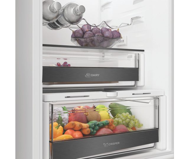 Whirlpool WHK2 5322 B4E koelkast interieur bovenkant met Dairy- en Crisper-laden en fleshouder