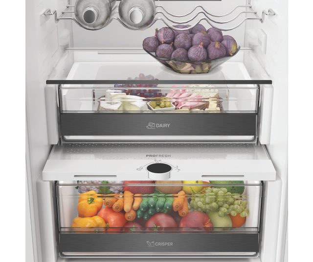 Whirlpool WHK2 5322 B4E Crisper-lade geopend met vers fruit en groenten