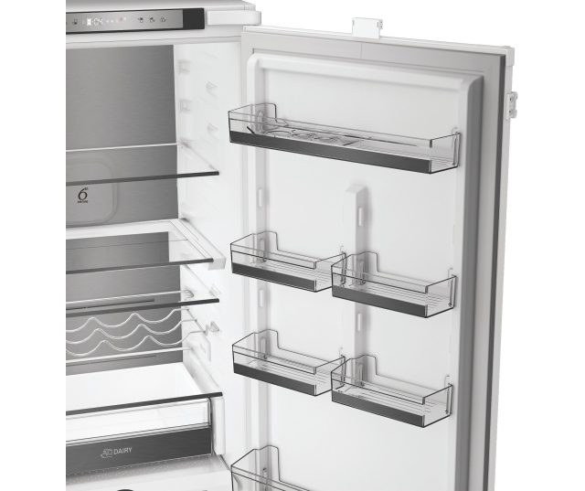 Whirlpool WHK2 5323 B5E2 vrieskast deur detail lege flessen- en bakkenrekken