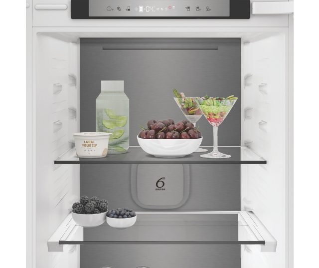 Whirlpool WHK2 5323 B5E2 bovengedeelte koelkast geopend met digitaal bedieningspaneel