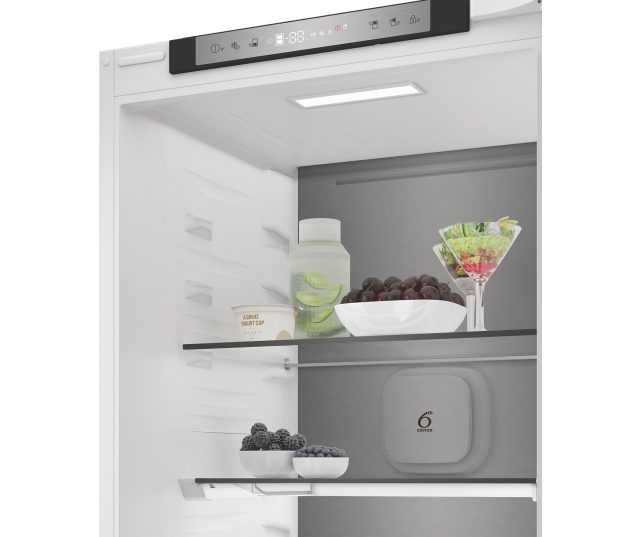 Whirlpool WHK2 5323 B5E2 koelkast interieur detail glazen plank met voedsel