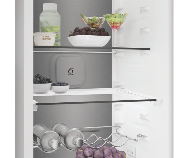 Whirlpool WHK2 5323 B5E2 koelkast interieur laden en rekken gerangschikt