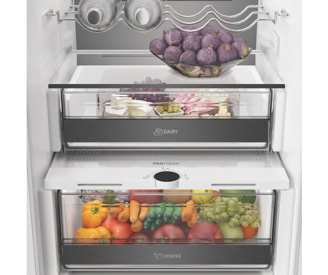 Whirlpool WHK2 5323 B5E2 koelkast met geopende Dairy-lade en Crisper-groentevak