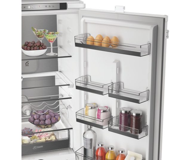 Whirlpool WHK2 5323 B5E2 koelkast deur open met flessen en eierhouder zichtbaar