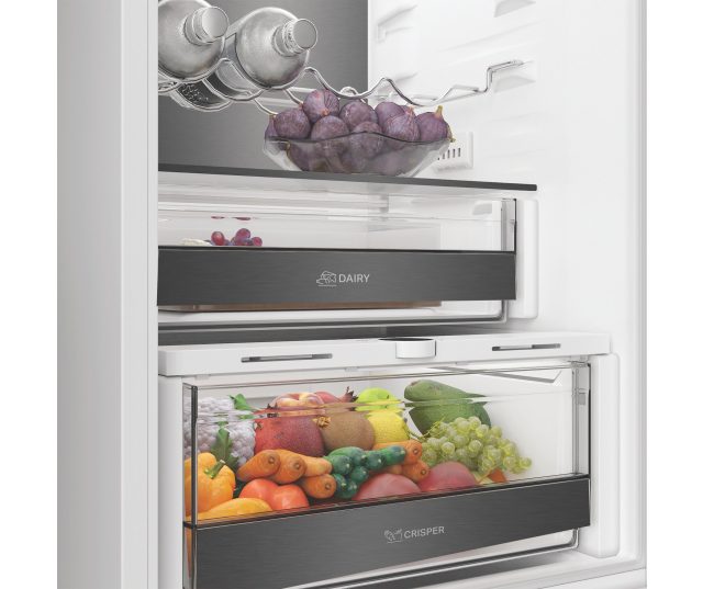 Whirlpool WHK2 5323 B5E2 vrieskast interieur met gesloten laden volledig zicht
