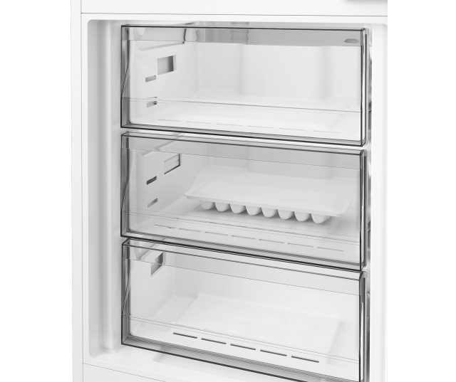Whirlpool WHK2 5323 B5E2 vrieskast interieur detail laden met voedsel zichtbaar