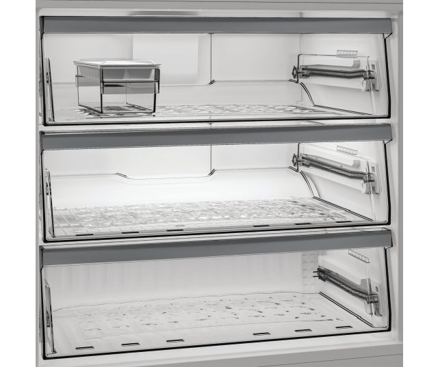 Whirlpool vrieskast laden en compartimenten detail binnen vriesgedeelte