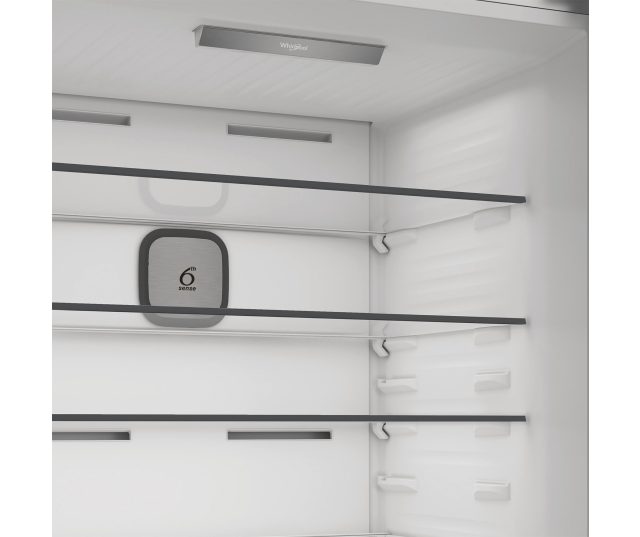 Whirlpool koelkast interieur met temperatuurbesturing en rek detailweergave