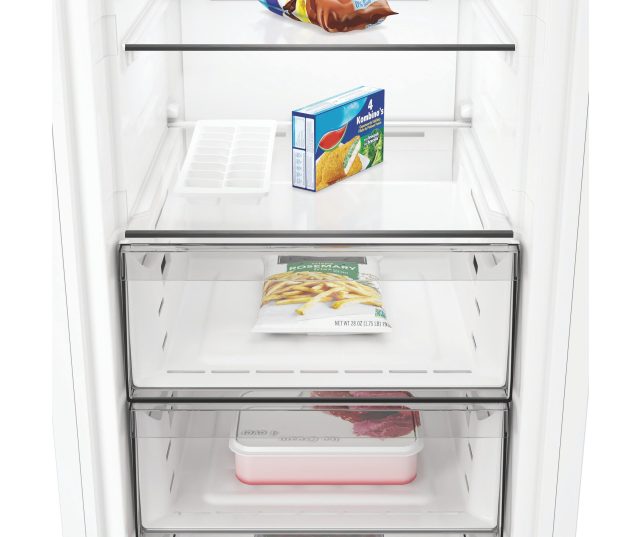 Whirlpool WHLF 1292 W5E vriezer middenladen met ingevroren groente en voeding