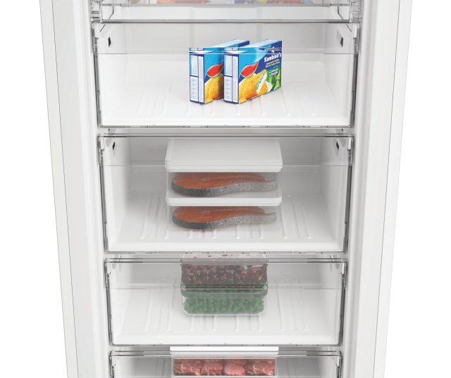 Whirlpool WHMFF 1292 W4E vrieskast interieur bovenkant met ingebouwde laden vol verpakt voedsel