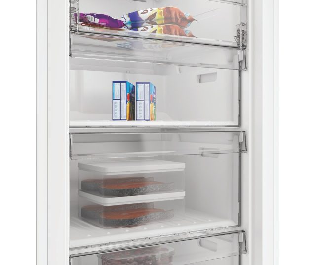 Whirlpool WHMFF 1292 W4E vrieskast middengedeelte met geopende laden voedselopslag