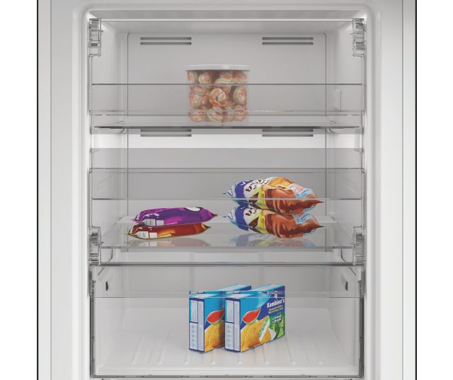 Whirlpool WHMFF 1292 W4E vrieskast vooraanzicht geopende deur toont alle laden inhoud